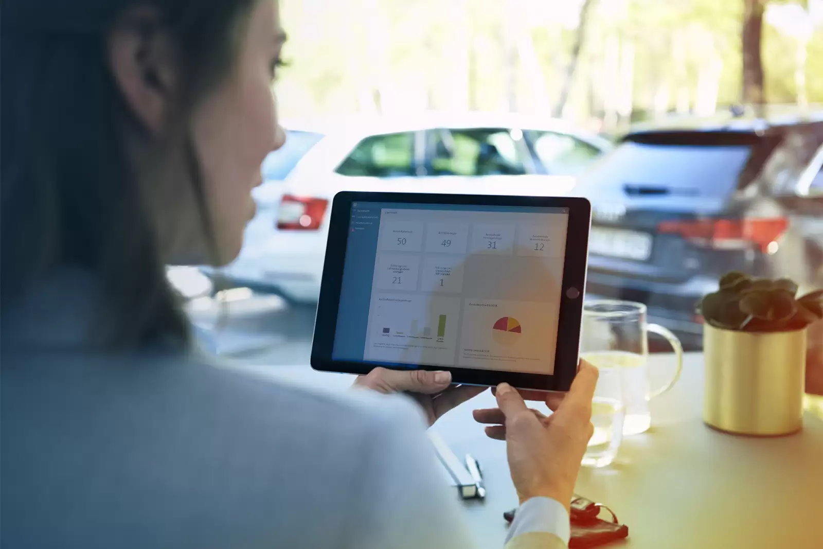 Geschäftsfrau verwaltet Ihren Fuhrpark mit Online-Services auf Tablet