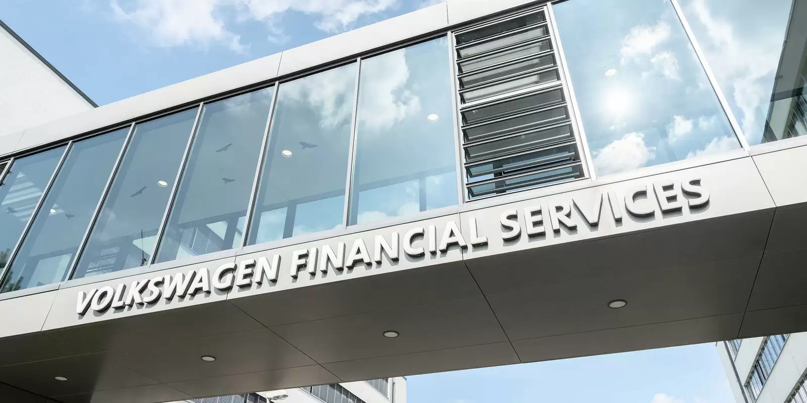 Gebäude mit Volkswagen Financial Services Schriftzug