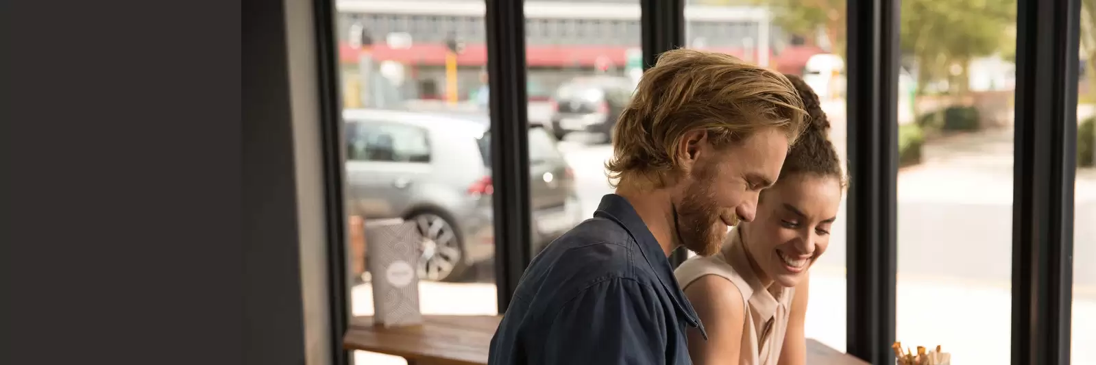 Paar im Café prüft Anleihen auf Tablet