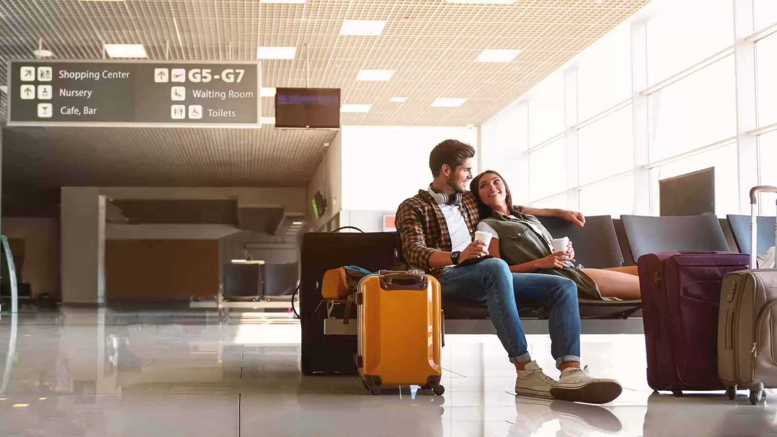 Paar sitzt am Flughafen