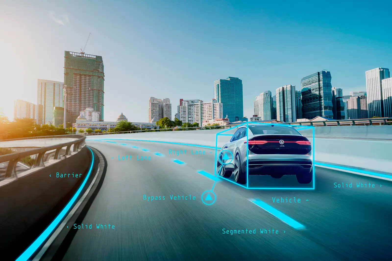 Ein Auto fährt auf der Straße mit autonomen Fahren.