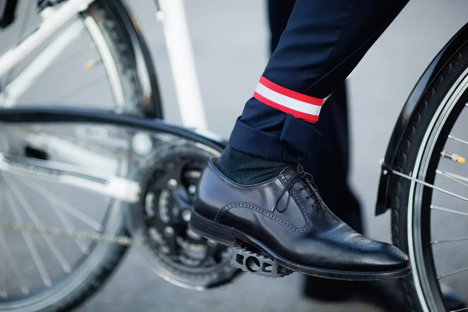 Mit dem Fahrrad zur Arbeit: Nahaufnahme Fuß auf Pedal mit Hosenklammer